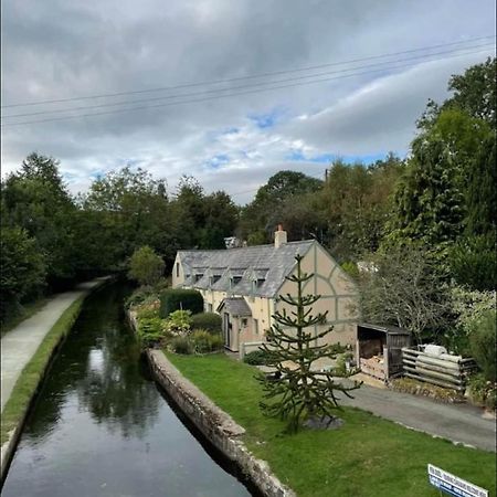 Canalside Cottage In The Heart Of Llangollen. 外观 照片